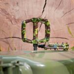 Pedāļi: DMR V6 Green Camo platform pedals